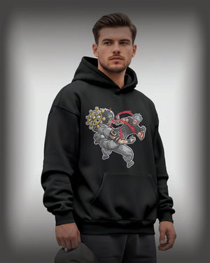 Felpa nera anime ricamata con personaggi stilizzati, uomo in posa su sfondo neutro