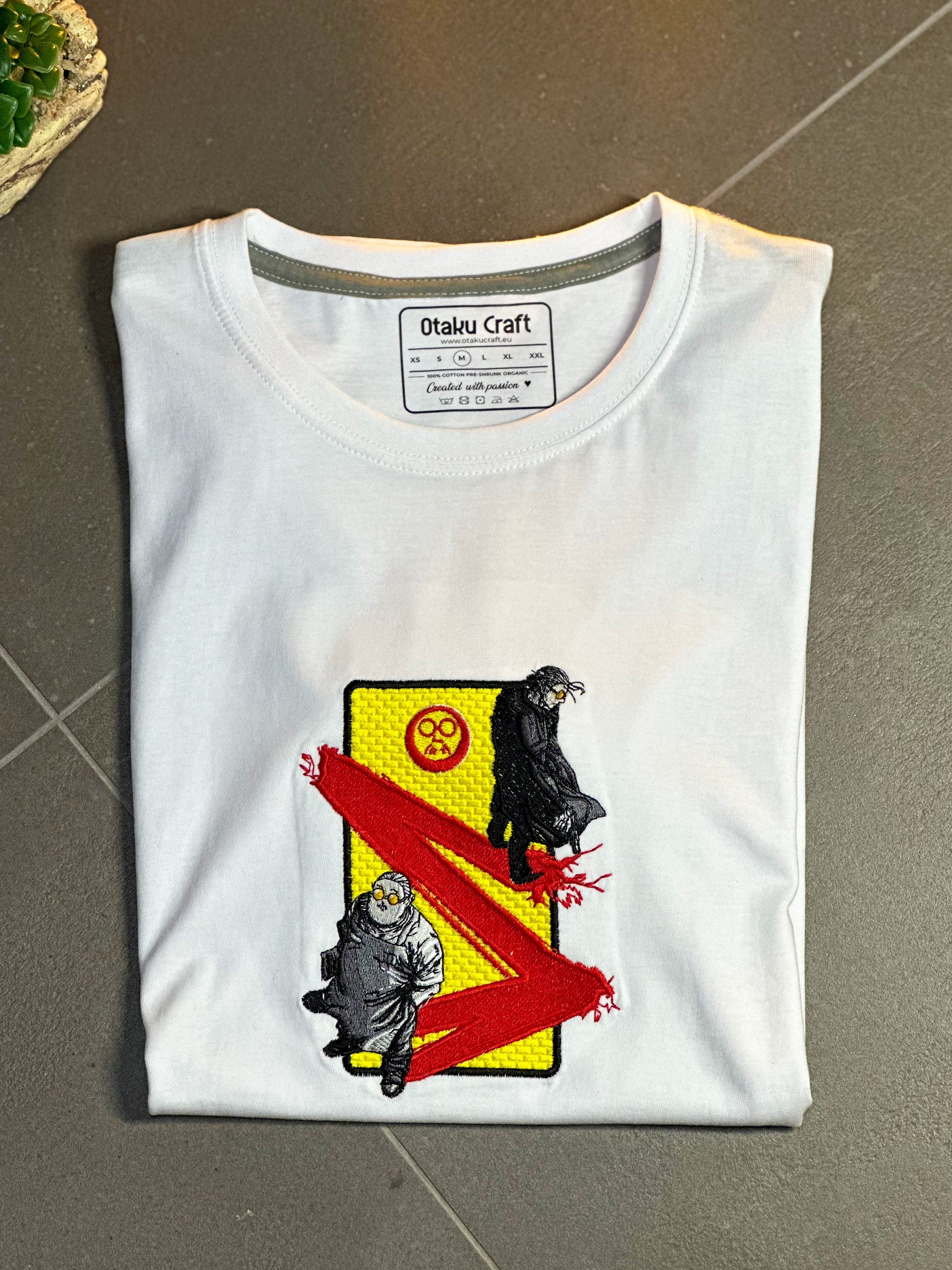 Maglietta Ricamata Sakamoto Days – Cotone Premium & Dettagli Alta Qualità