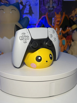 Supporto controller a tema Pikachu con gamepad bianco, sfondo figure anime Naruto e Pokémon.