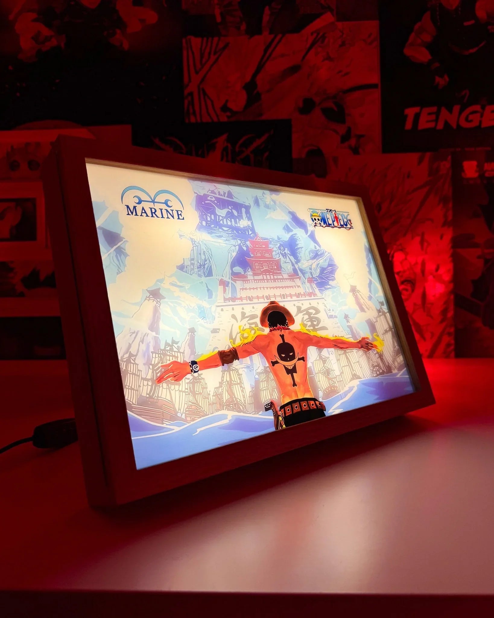 Lampada decorativa con illustrazione di Ace di One Piece davanti a Marineford, stile anime.