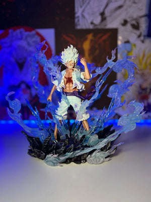 Action figure di Monkey D. Luffy Gear 5 One Piece con effetto energia blu, dettagliata e dinamica.