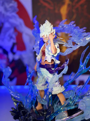 Action figure Monkey D. Luffy Gear 5 One Piece con effetto energia azzurro, dettagli realistici.