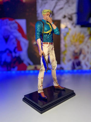 Statua da collezione di personaggio anime biondo con vestiti eleganti e dettagli realistici.