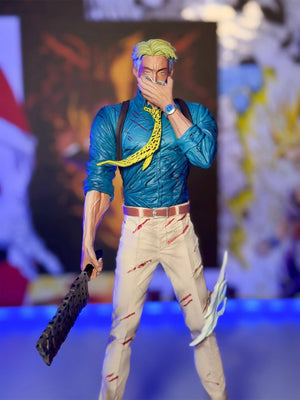 Action figure Nanami Kento Jujutsu Kaisen con abiti strappati, posa dinamica e arma