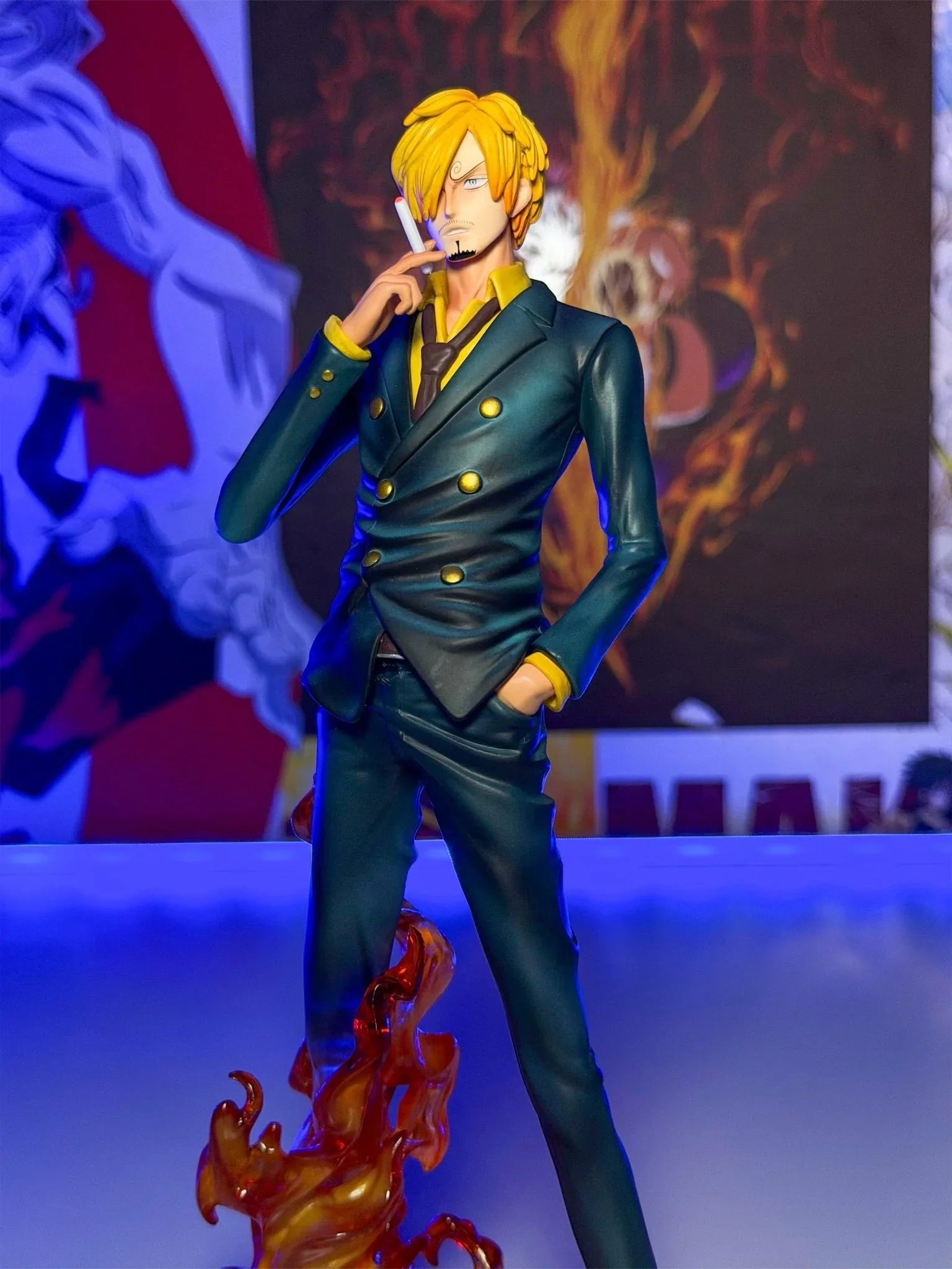 Action figure Sanji One Piece, statua da collezione 32 cm, dettagliata con fiamme alla base.