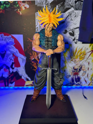 Action figure Trunks Super Saiyan con spada, dettagliata, Dragon Ball Z, 53 cm, esposta su base.