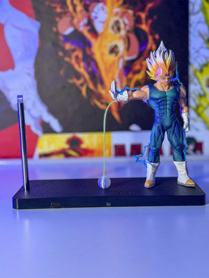 Lampada LED da tavolo con action figure anime Vegeta effetto luminoso Dragon Ball, sfondo colorato.