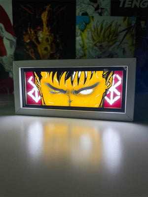 Lampada anime decorativa con volto intenso di guerriero, atmosfera otaku, tavolo bianco