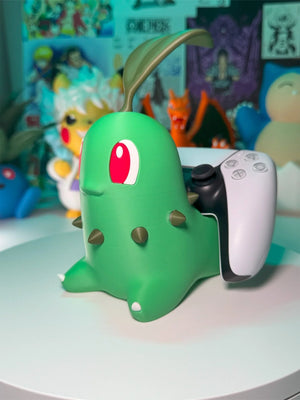Supporto controller joystick 3D a forma di Chikorita verde, sfondo anime colorato.