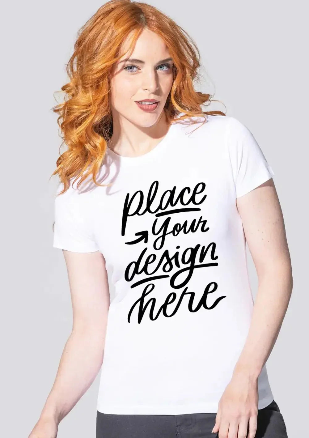 Donna con maglietta bianca personalizzabile con testo nero, mockup t-shirt anime.