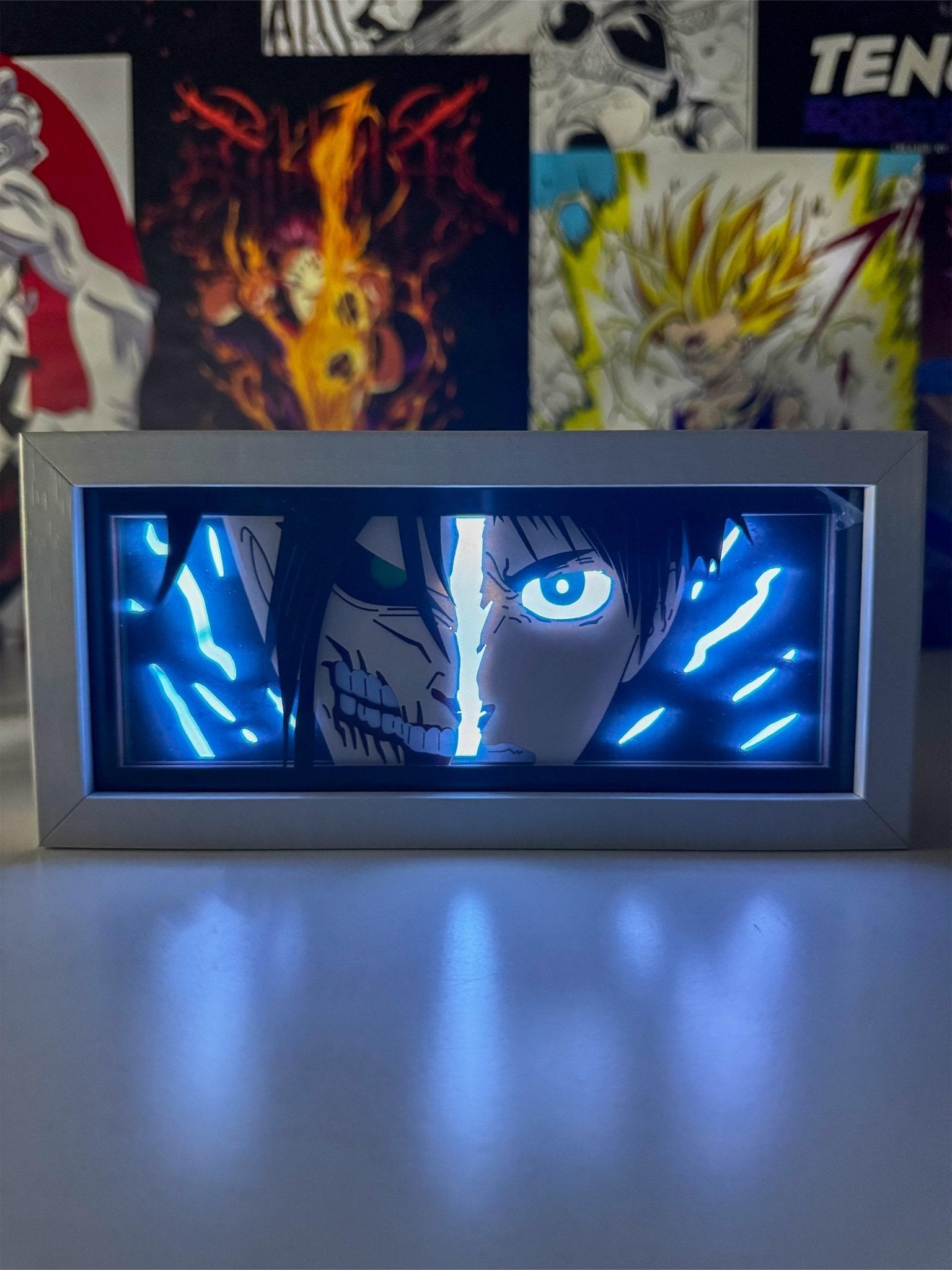 Light box anime con metà volto umano e metà titanico illuminato, stile Attack on Titan