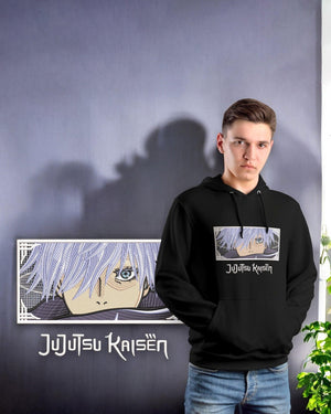 Felpa nera con ricamo Gojo Satoru di Jujutsu Kaisen, indossata da un ragazzo, sfondo grigio.