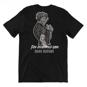 T-shirt nera con stampa ricamata Gojo Satoru da Jujutsu Kaisen, testo 'The Honored One'.