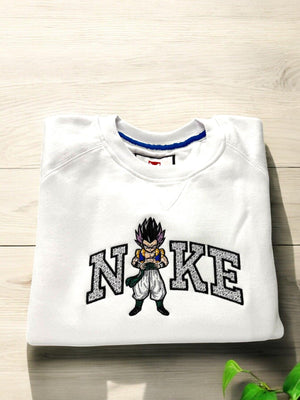 Felpa bianca ricamata con personaggio anime stile Dragon Ball e scritta grande N-I-K-E