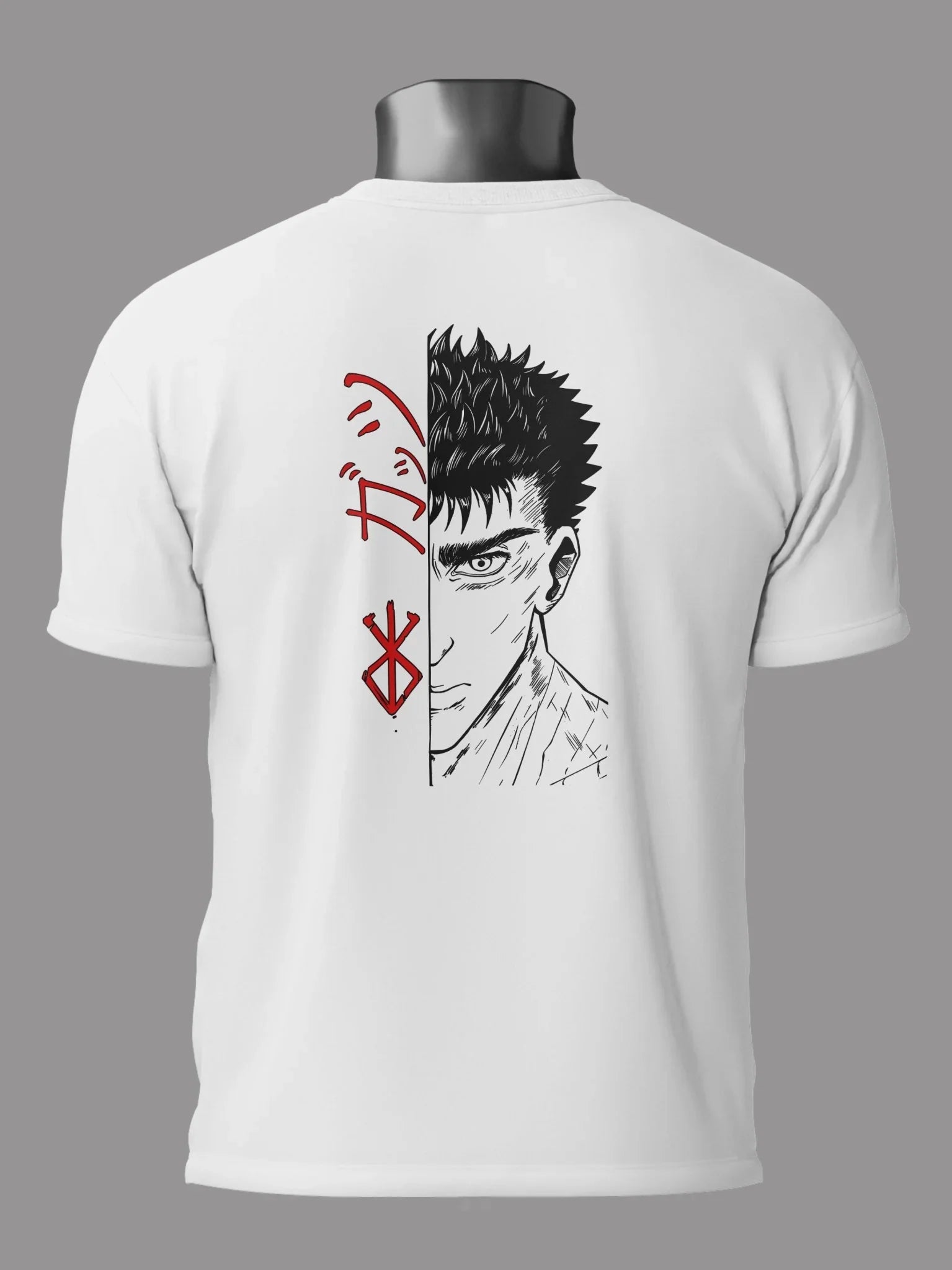 Maglietta bianca anime con illustrazione metà volto di Guts di Berserk e scritte giapponesi rosse sul retro.