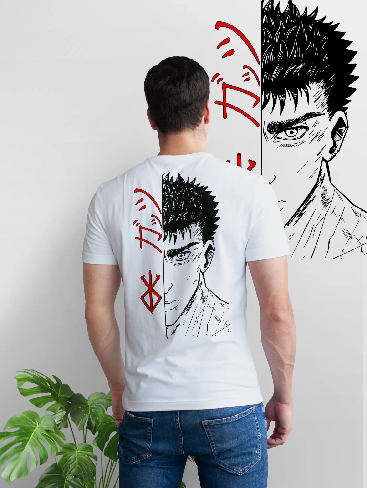Maglietta bianca con stampa manga di Guts Berserk, illustrazione metà volto e simboli rossi.