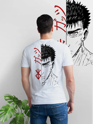 Maglietta bianca con stampa manga di Guts Berserk, illustrazione metà volto e simboli rossi.