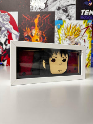 Light box decorativo con personaggio anime stilizzato in cornice bianca, sfondo rosso