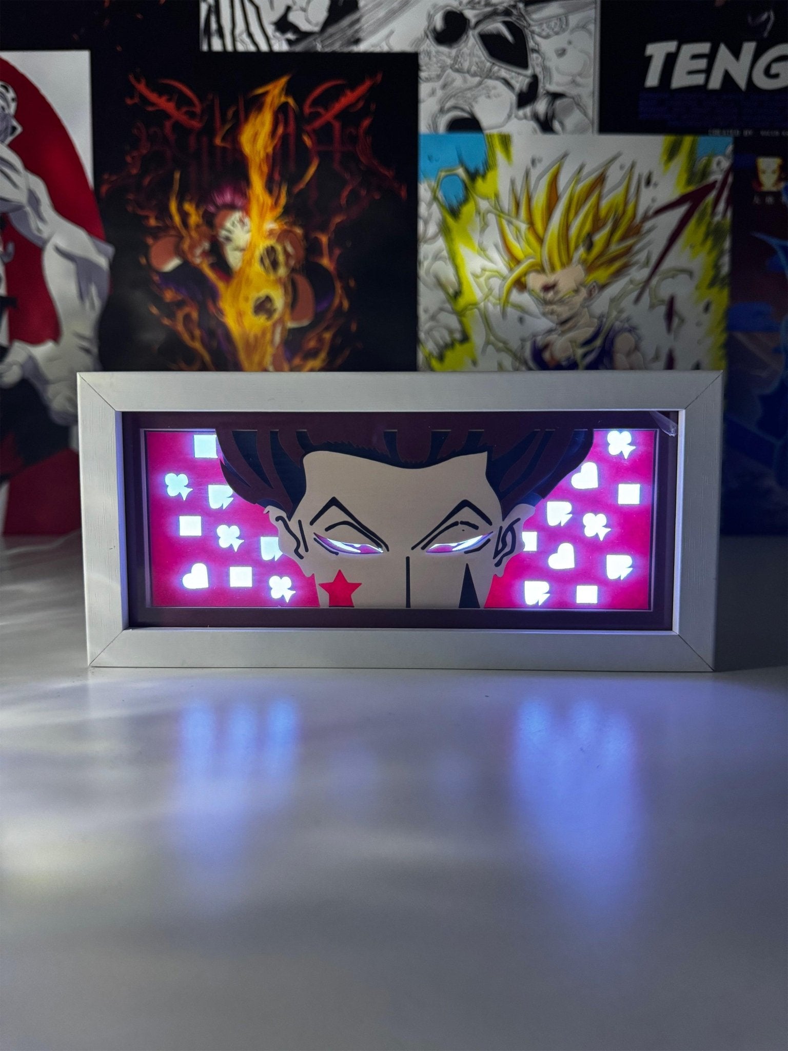 Lampada LED decorativa Hisoka anime Hunter x Hunter, design luminoso su sfondo viola