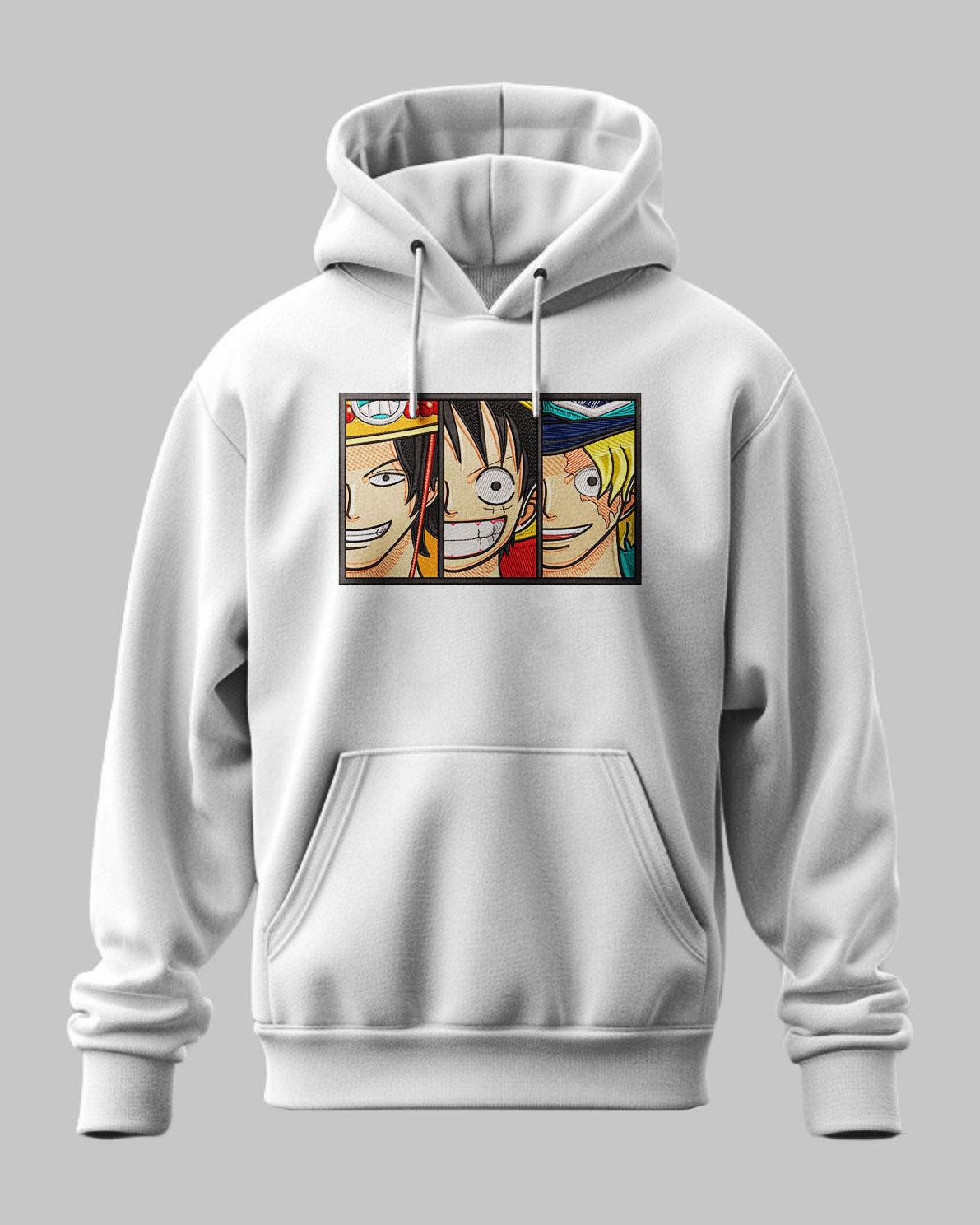 Felpa bianca con stampa Ace, Luffy e Sabo di One Piece, stile anime, sfondo grigio.