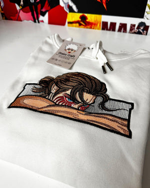 Felpa bianca ricamata Eren Yeager Attack on Titan, dettaglio anime e tag sullo sfondo.