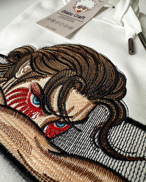 Felpa bianca ricamata Eren Yeager Attack on Titan, dettagli anime, occhi azzurri, capelli castani