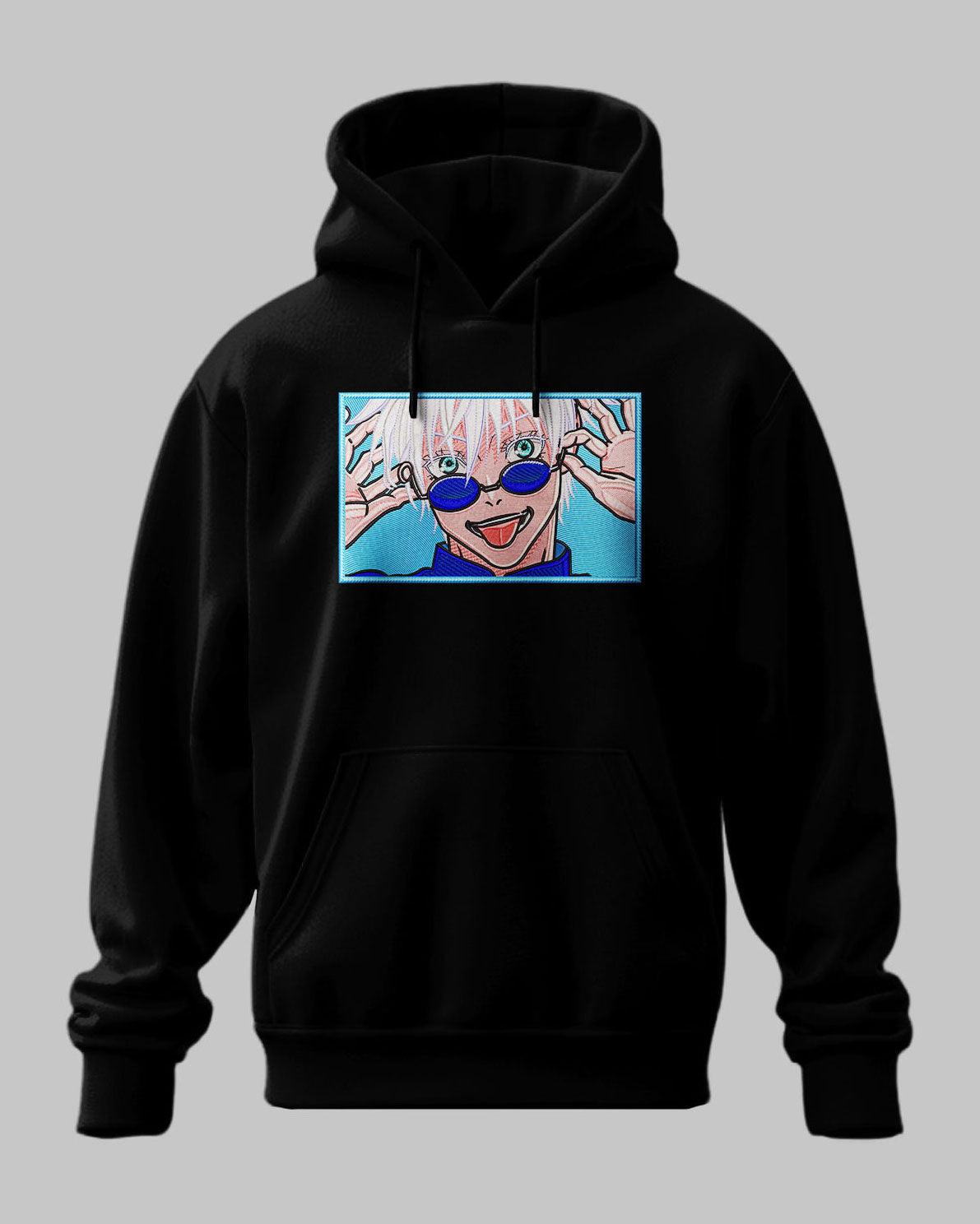 Felpa nera con stampa ricamata Gojo Satoru di Jujutsu Kaisen, stile anime, su sfondo grigio.