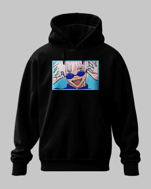 Felpa nera con stampa ricamata Gojo Satoru di Jujutsu Kaisen, stile anime, su sfondo grigio.