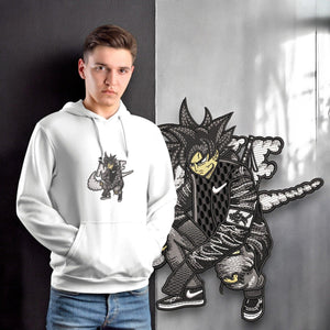 Felpa bianca con Goku in stile streetwear ricamato, indossata da un ragazzo, sfondo urbano.
