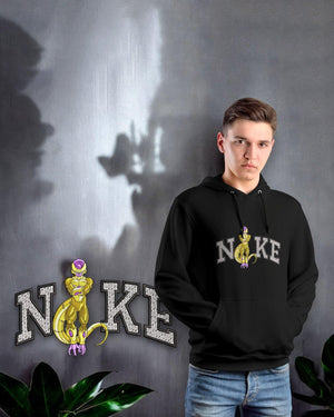 Felpa nera con ricamo Freezer dorato stile anime Dragon Ball, scritta NIKE, su sfondo grigio.