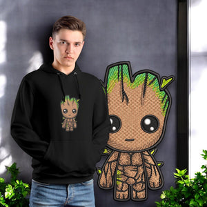 Felpa nera con ricamo di Groot stile chibi, modello maschile, design ispirato ai fumetti Marvel.