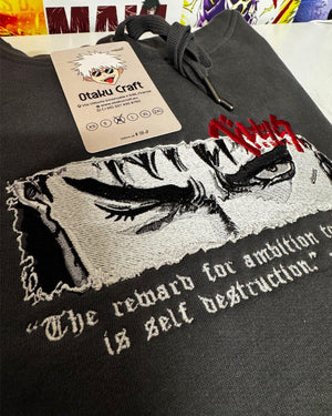 Felpa nera anime ricamata con occhi intensi manga, scritta inglese in bianco, stile Berserk.