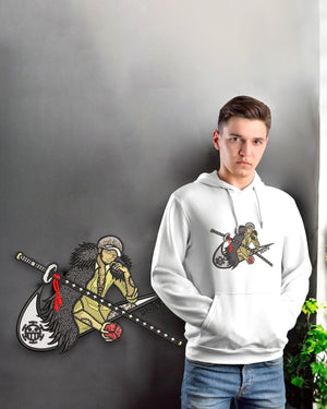 Felpa bianca ricamata anime One Piece con design Trafalgar Law e spada Katana