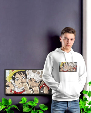 Felpa bianca con stampa Luffy e Law di One Piece, indossata da ragazzo, davanti a quadro anime.