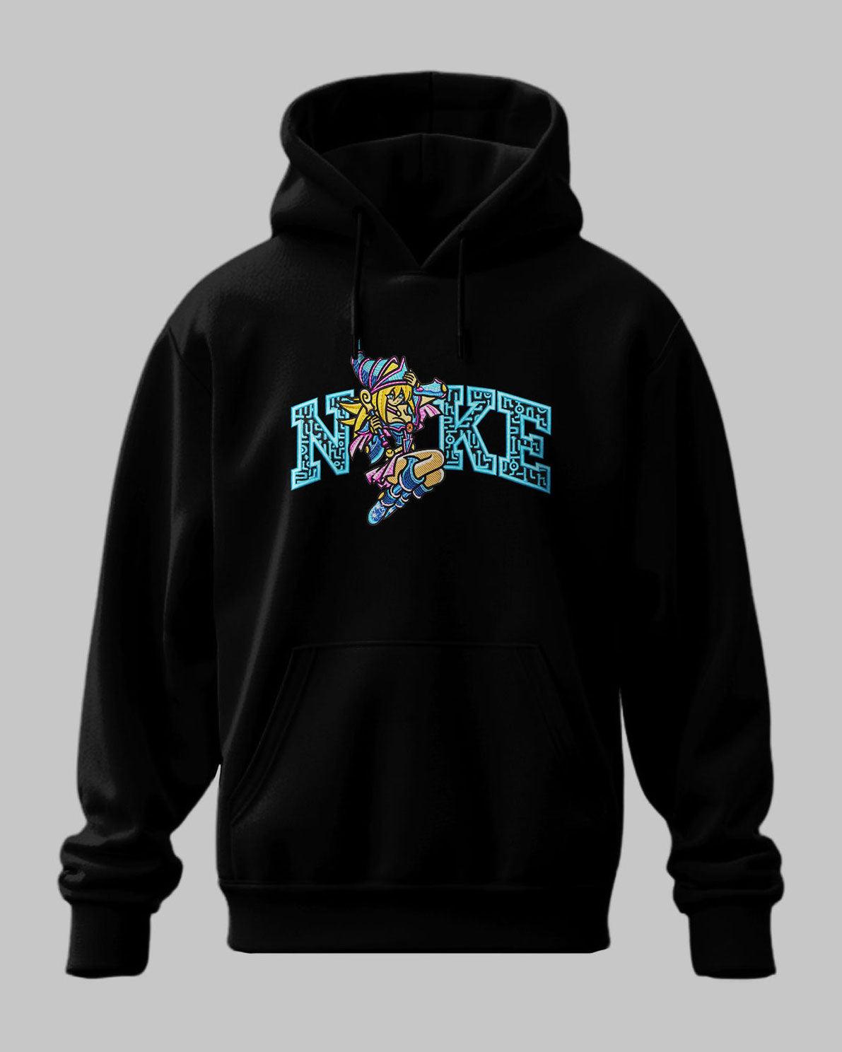 Felpa nera con cappuccio, stampa personaggio anime ispirato a Yu-Gi-Oh e scritta decorativa