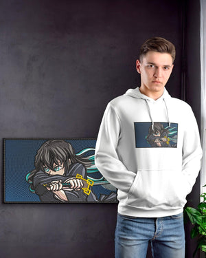 Felpa bianca anime con stampa ricamo Muichiro Tokito di Demon Slayer, indossata da un ragazzo