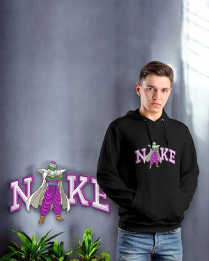 Felpa nera anime con personaggio verde stile Dragon Ball e scritta 'NIKE', uomo modello
