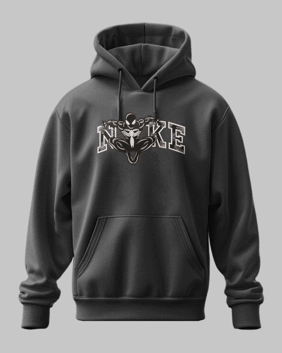 Felpa nera con cappuccio, stampa stile Spiderman nero su scritta "NIKE" sul petto.