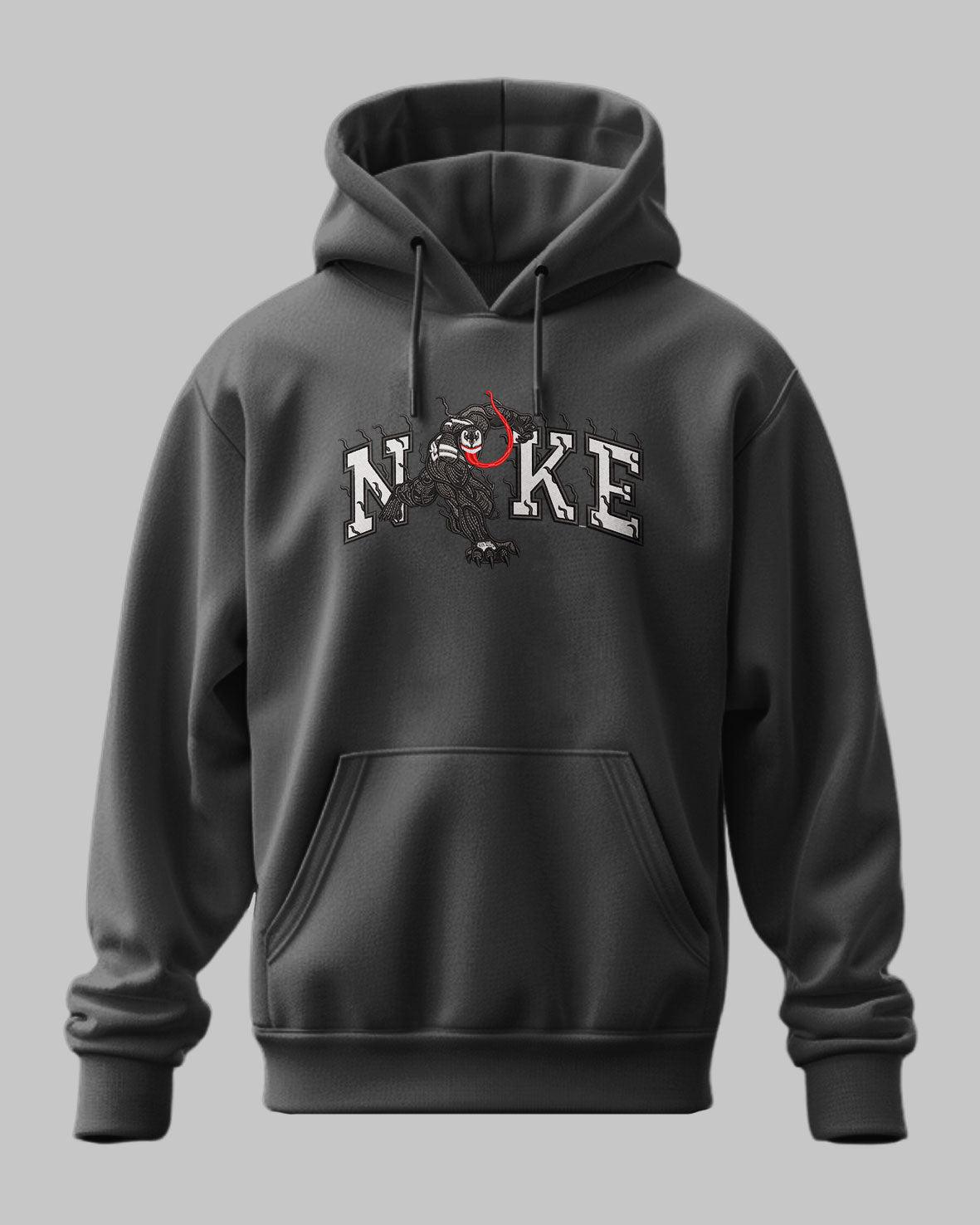 Felpa nera con cappuccio, stampa personaggio mostro anime e scritta sul petto, stile streetwear.