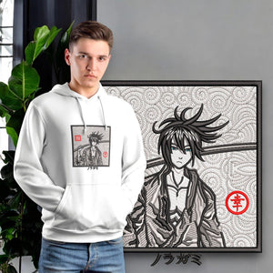 Felpa bianca anime Noragami Yato ricamata, indossata da ragazzo, sfondo decorativo nero-grigio.