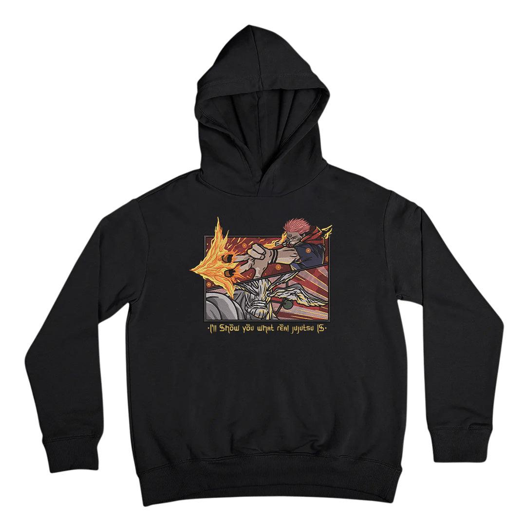 Felpa nera con ricamo anime Sukuna vs Mahoraga, dettagli colorati, abbigliamento otaku.