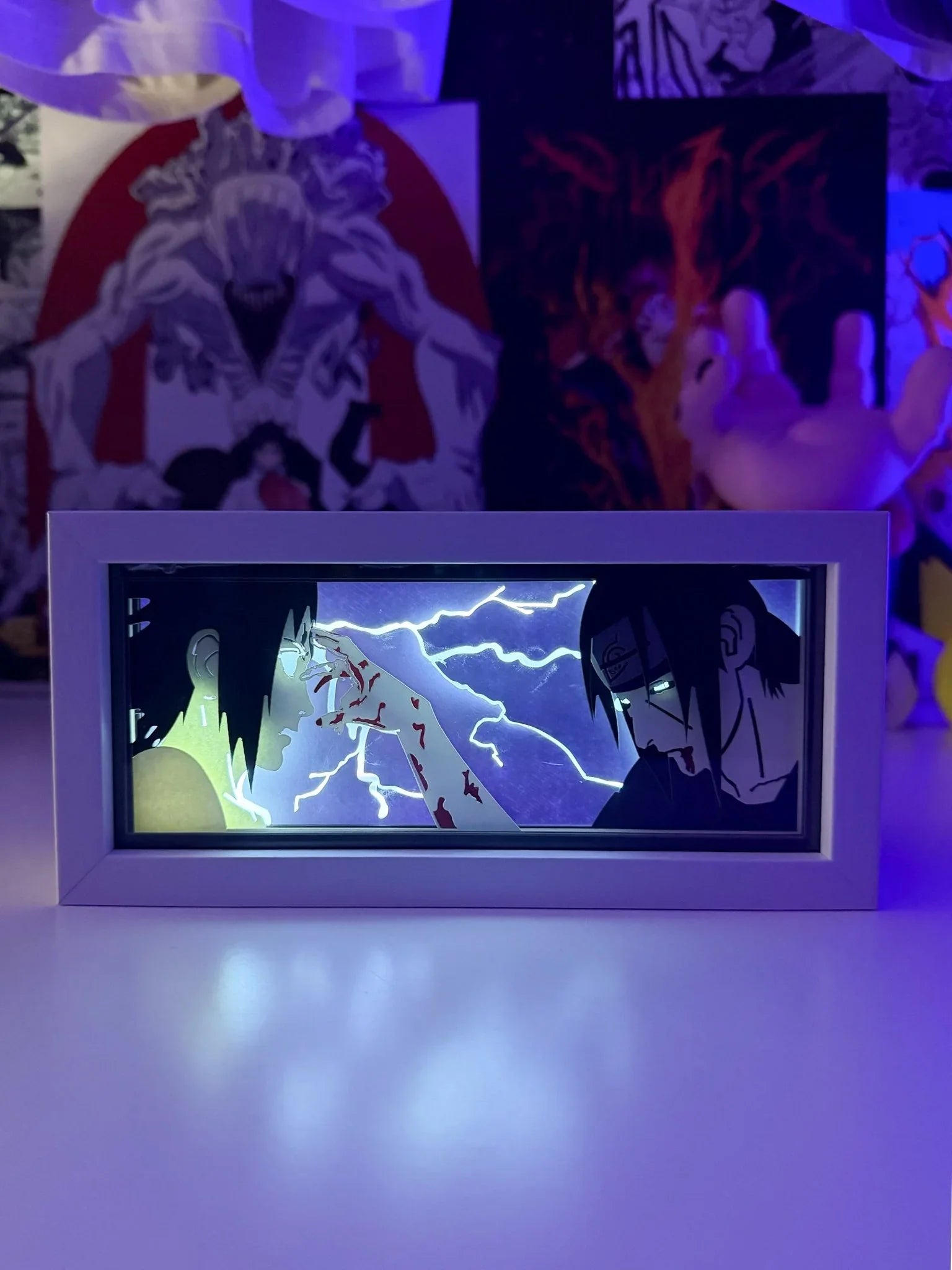 Light box LED con Itachi e Sasuke di Naruto, scena emozionante con fulmini sullo sfondo