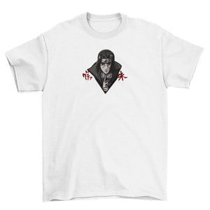 T-shirt bianca con ricamo anime Itachi Sharingan, design ispirato a Naruto, stile giapponese.