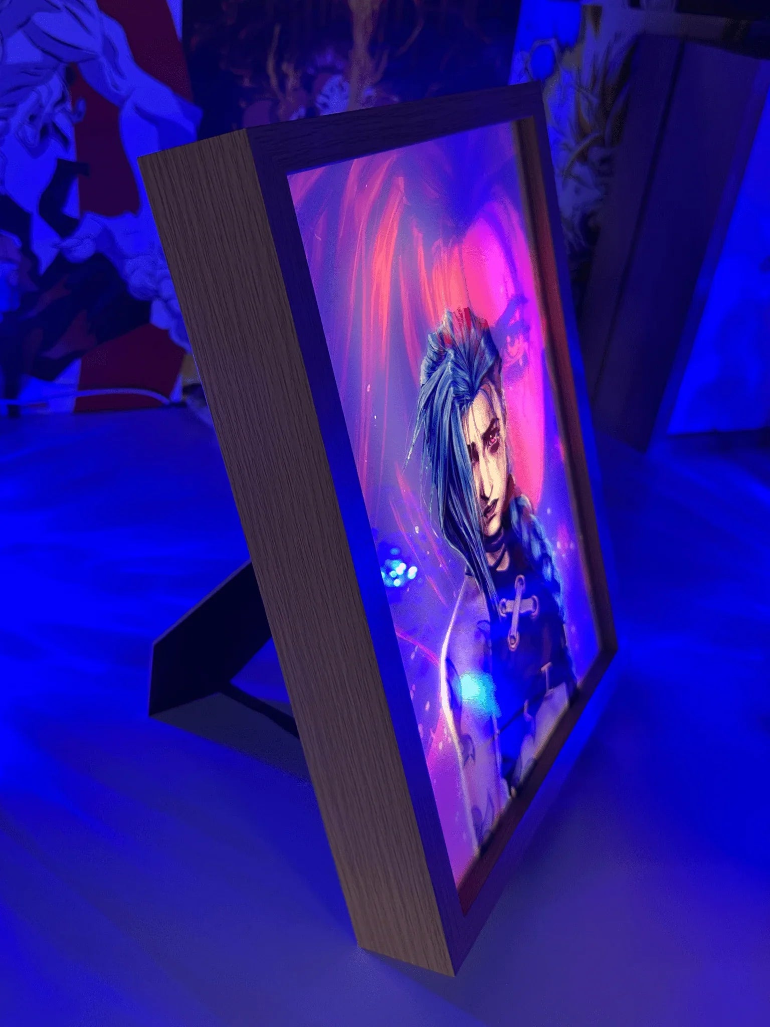 Lampada LED quadro artistico con personaggio anime dai capelli blu in cornice di legno, illuminata.