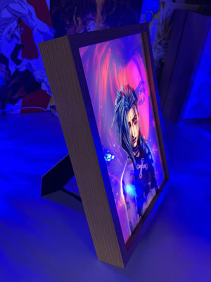 Lampada LED quadro artistico con personaggio anime dai capelli blu in cornice di legno, illuminata.