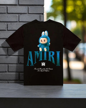T-shirt nera oversize con stampa anime di personaggio con orecchie da coniglio blu e scritta AMIRI