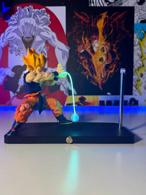 Lampada LED con action figure Super Saiyan, ispirata a Dragon Ball, su base nera luminosa.