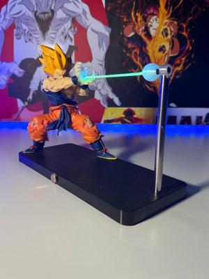 Lampada LED con action figure Goku Super Saiyan Dragon Ball, luce scenografica anime.