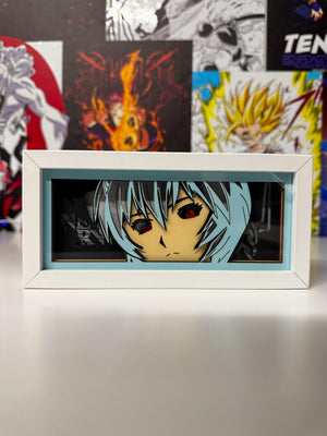 Light box LED con personaggio anime dai capelli azzurri in cornice bianca, sfondo manga