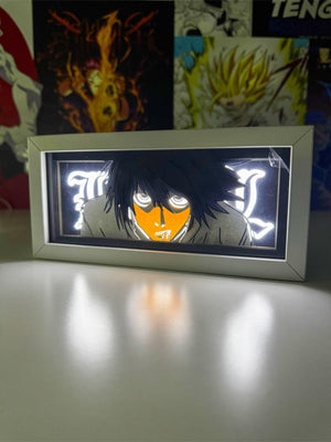 Light box anime con personaggio L di Death Note illuminato, sfondo poster manga